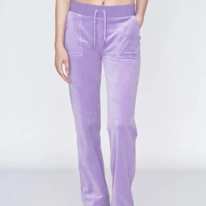 Juicy couture - Säljer även mina lila juicy byxor då de inte heller används.Dessa är använda väldigt lite och har inga defekter.Gillar inte riktigt färgen så därav blir de bara liggandes.Köptes för 1099kr ifrån deras egen hemsida.