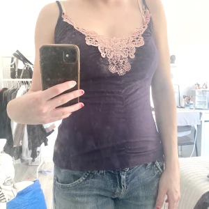 Linne - Mjukt lila linne med rosa spetts. Väldigt bekväm och stretchig. Köpt secondhand.