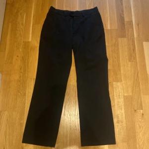 kostymbyxor  - svarta kostymbyxor i storlek M men stora i storleken, köpte dom här på plick men var tyvärr för stora och satt inte så bra på mig så säljer dom vidare🫶🏻
