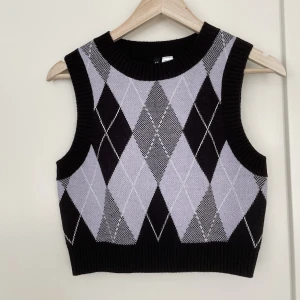 Stickad väst - En croppad stickad väst, köpt på H&M, knappt använd, bra skick🫶🏼