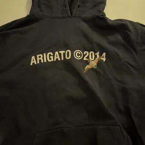 Arigato hoodie - Arigato hoodie inkasserad i januari 2022, nypris 890 kr. Tyvärr blev tröjan för liten för mig. Saknar även hoodiesnöre.