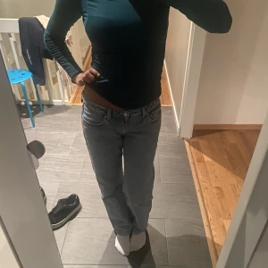 Lågmidjade Jeans - Lågmidjade jeans från weekday. Jag har vanligtvis storlek 36/38 och dessa sitter super på mig!