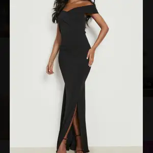 Säljer denna super fina balklänning i storlek 36/ S då jag hittat en annan jag ska ha istället. Helt oanvänd och lappen sitter kvar. 🫶🏼🫶🏼