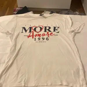 En vit T-shirt med tryck 