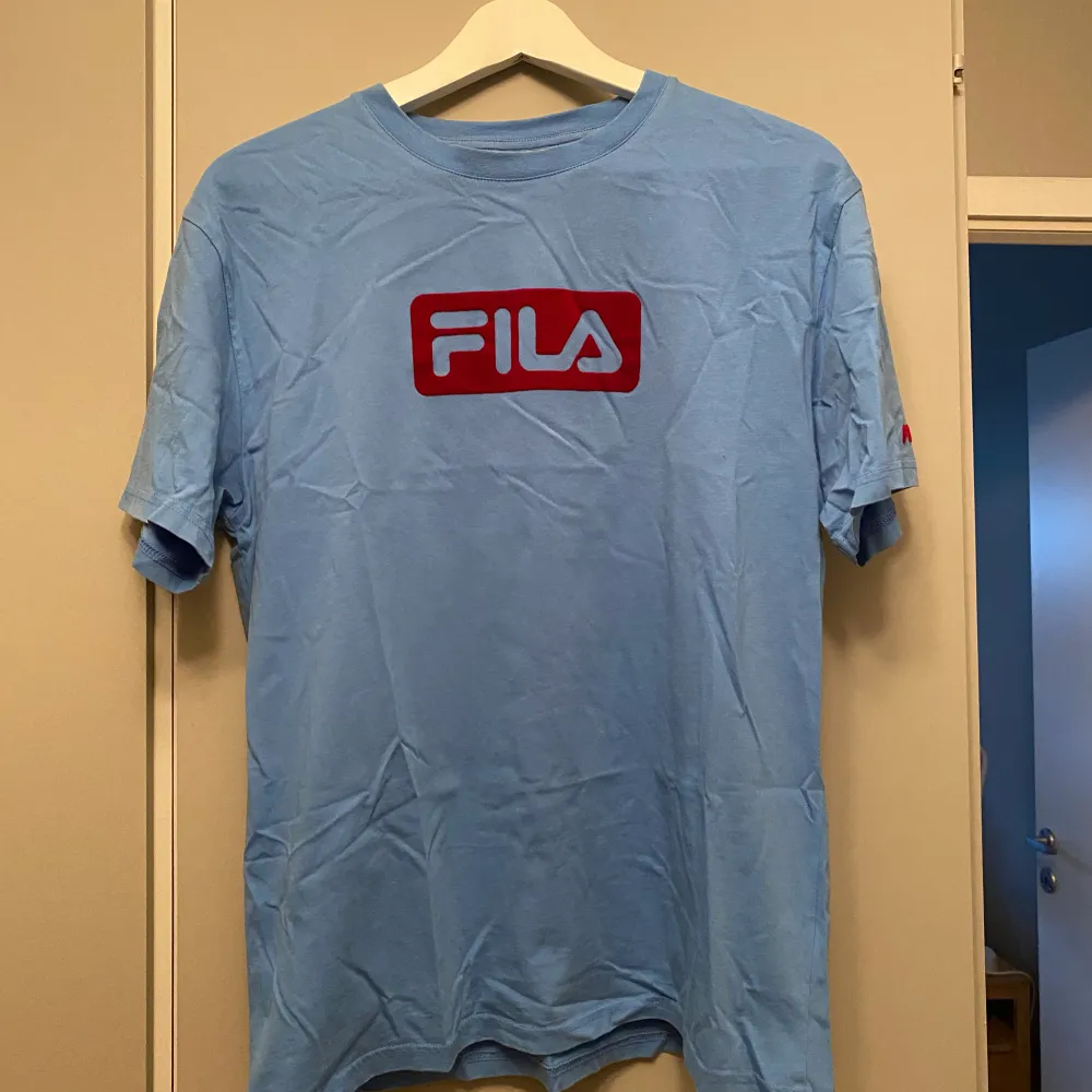 Säljer en t-shirt från Fila i storlek i superbra skick! Kontakta mig om du har några frågor 🥰 Köparen står för frakt. T-shirts.