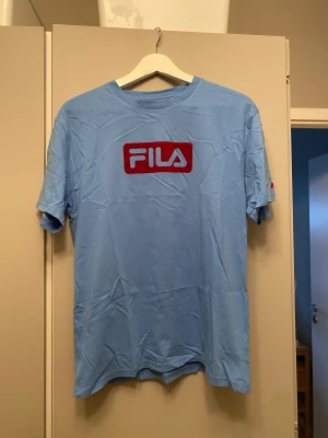 T-shirt fila - Säljer en t-shirt från Fila i storlek i superbra skick! Kontakta mig om du har några frågor 🥰 Köparen står för frakt