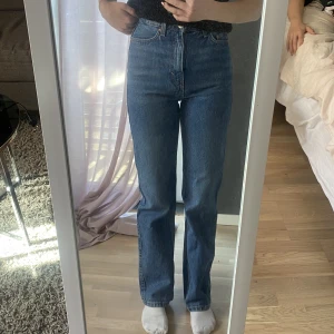 Weekday jeans - Mörkblåa weekday jeans i modellen rowe, extra high straight jeans. Inköpta för 500kr. Är 165 cm lång. Vid frågor kontakta mig via pm.