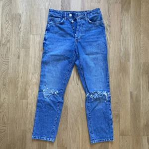 Bikbok high rise jeans - Använda 3-5 gånger. Storlek 24. Köpta för 499 kr. 