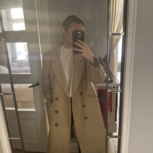 Beige kappa  - Beige kappa från HM. Väl använd men inte större tecken på det. 