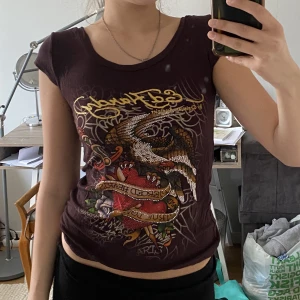 Ed Hardy tröja🤎 - Säljer en vintage ed Hardy tröja i bra skick med gemstones och cool rygg🤎Frakt står du för själv!💕