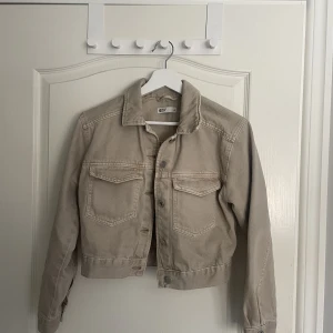 Beige jeansjacka - Säljer en beige jeansjacka pga att den är för liten på mig. Använd max 5 gånger och har inga fläckar. Skriv privat för fler bilder!