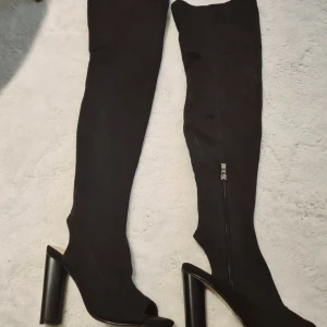 Stövlar  - Knä Stövlar med öppen tå i storlek 36.. dragkedja vid sidan och bekväma att gå i.. köpta i london 