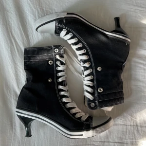 Converse med klack - Converse liknade skor med klack:) Tyvärr för små på mig:/ 