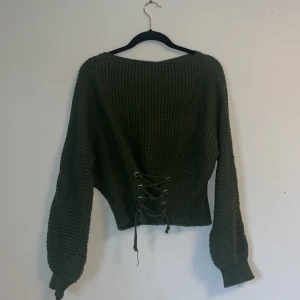 Stickad grön tröja  - En grön stickad tröja som är använd men inga tecken på användning