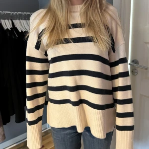 Randig stickad tröja  - Supermysig finstickad tröja ifrån Zara. Använd fåtal gånger så bra skick! 