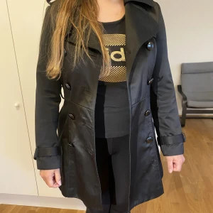 Kappa  - Jätte fin svart kappa till både jeans och finkläder 