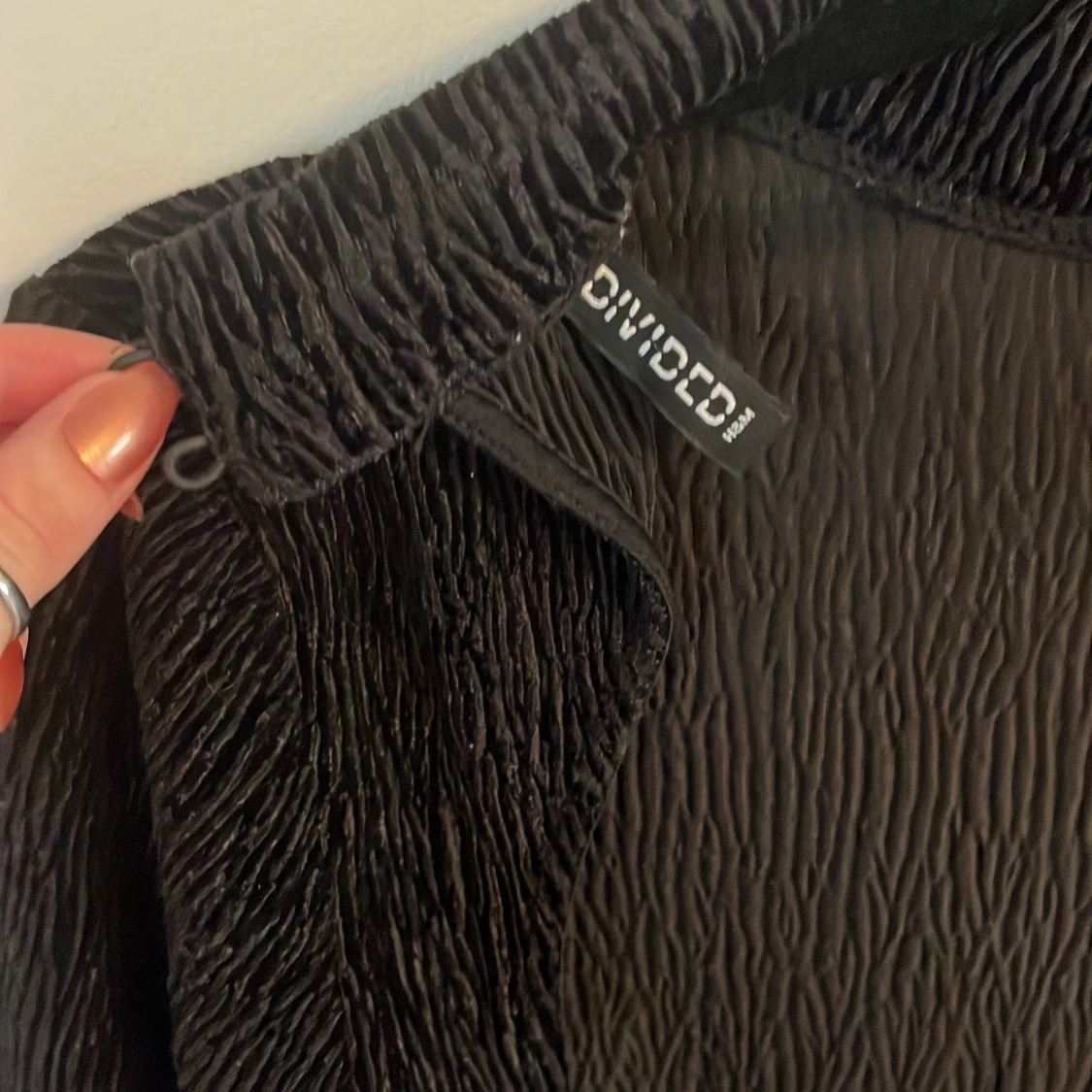 En svart tröja i randigt tyg - 91