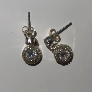 Örhängen glitter  - Örhängen från glitter knappt använda pris 35 kr + frakt