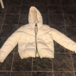 Vit ”only” jacka - Säljer denna fina only jackan för nånstans vid 300. Pris kan diskuteras💕 jackan är i storlek S och är i gott skick, inga defekter och varm och skön❤️