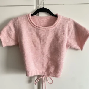 Stickad topp - Stickad topp köpt för 2 år sedan. Använt fåtal gånger. Öppen rygg med knyte, inte för tjockt material och har en bra passform. Skriv privat vid fler frågor!