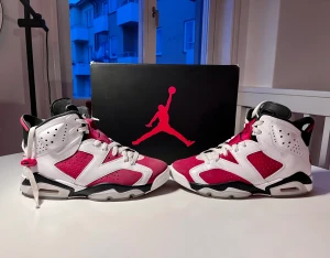 Jordan 6 Carmine - Jordan 6 carmine i storlek 40. Använda mycket men nyrligen rengjorda på skotvätt, kommer i orginal låda.
