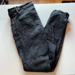 svarta raka jeans - 8/10 skick, säljer pga för små