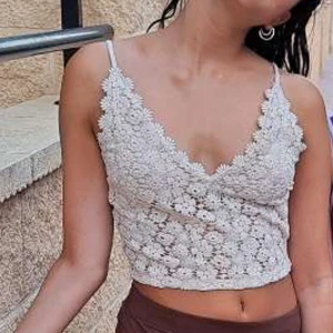 spets/ blommig topp/linne  - beige linne med söta blommor, skitsnygg till sommar! 