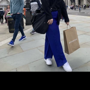 Blå satinbyxor  - Fina byxor, knappt använda från Lindex. Resår i midjan. 