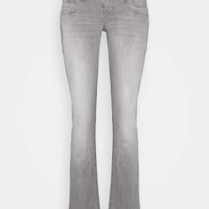 Säljer dessa perfekta LTB jeans då dom inte kommer till användning längre💘 modellen är valerie i storlek 26/32, köpta från zalando för 829kr