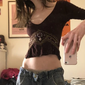 Hippie tröja - Top med hippie/ bohemisk influens😍 jag har sytt om den så den ska sitta tightare men originellt köpt på secondhand💋 coola pärm detaljer och snygg passform ❤️ kom privat för fler bilder 💋kan mötas upp eller frakta (köparen står för frakt)😍
