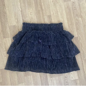 Glittrig kjol - Säljer min "glittriga" kjol som är köpt här ifrån Plick, men är igen Only! Super fin men kommer inte till användning😽