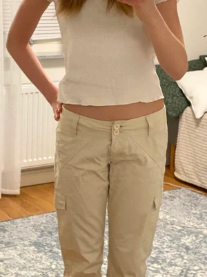Cargo Low waist jeans - Beige cargo jeans som är Low waist, finns inte kvar!
