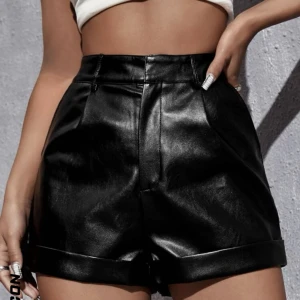 Shorts i fake skinn - Säljer dessa snygga, trendiga shorts då de inte passade mig riktigt. Aldrig använda. 