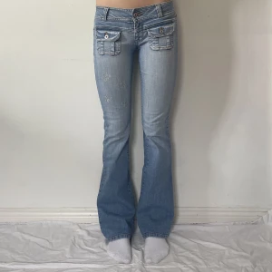 lågmidjade jeans - använd köp nu! midja:76+stretch innerben:83 💋 jag är 169 cm och w28 som referens  (lite slitna i benslutningen)