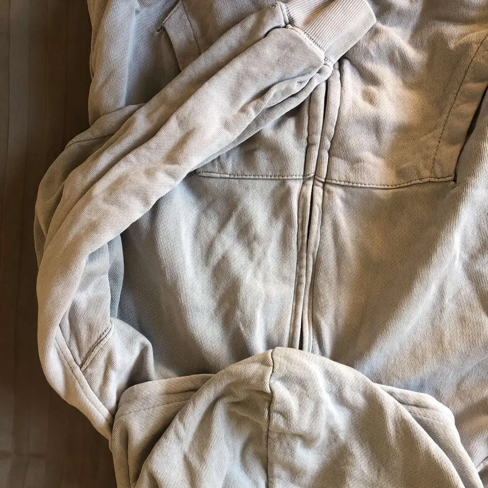 En ljusgrå zip hoodie ifrån Zara. Tröjor & Koftor.