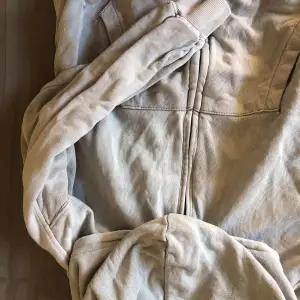 En ljusgrå zip hoodie ifrån Zara