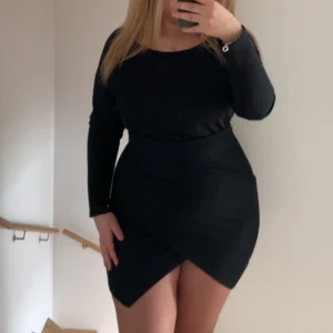 Klänning - Svart oanvänd klänning. Köpt för 349kr 