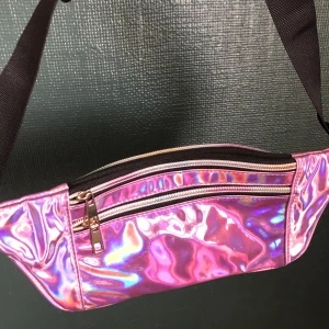 Väska - Säljer denna väska då jag tröttnat på den. Andvänd fåtal gånger, kan mötas upp om det önskas mer bilder får man gärna skriva💕