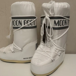 Nya oanvända MoonBoots  - Säljer dessa höga vita moonboots!! Storlek 36-38.💕(jag har storlek 38/39 och dem sitter bra!  