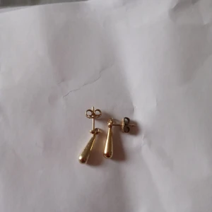 Äkta Silver örhängen droppar 830/1000 . - Vackra gamla silverörhängen med droppar i 830/1000 och stämpel på knopparna .hämtas i Skene alt skickas .