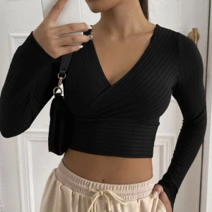 Svart tröja  - Svart ribbad tröja, varsamt använd! Har samma i grön 🤍 hör av dig vid frågor