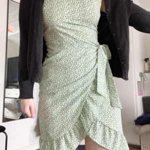 Grön klänning💚💚 - Sommrig klänning, knyts omlott😇köpte den här på plick men kommer ursprungligen från Shein. Har personligen endast använt den 1 gång💞  Frakten ligger på 45 kr