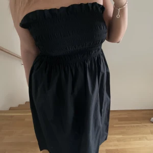 Klänning - Jätte skön och luftig sommar klänning. Den är oanvänd och kommer tyvärr inte till nytta. Köpt för 299kr. Eftersom materialet är så luftigt passar den M,L och XL