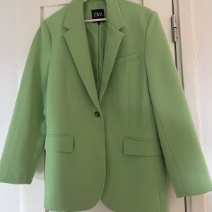 Zara kavaj - Grön zara kavaj som inte kommer till användning☺️