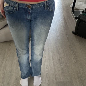 Lågmidjade jeans - Snygga lowwaist jeans från Replay! Ljusblå lite sliten tvätt och snygga fickor. Modellen är ganska rak, lite utsvängd i benen. Jeansen har en rå kant nedtill, alltså är den fransig. Passar bra på mig som har M i jeans och är 170! 