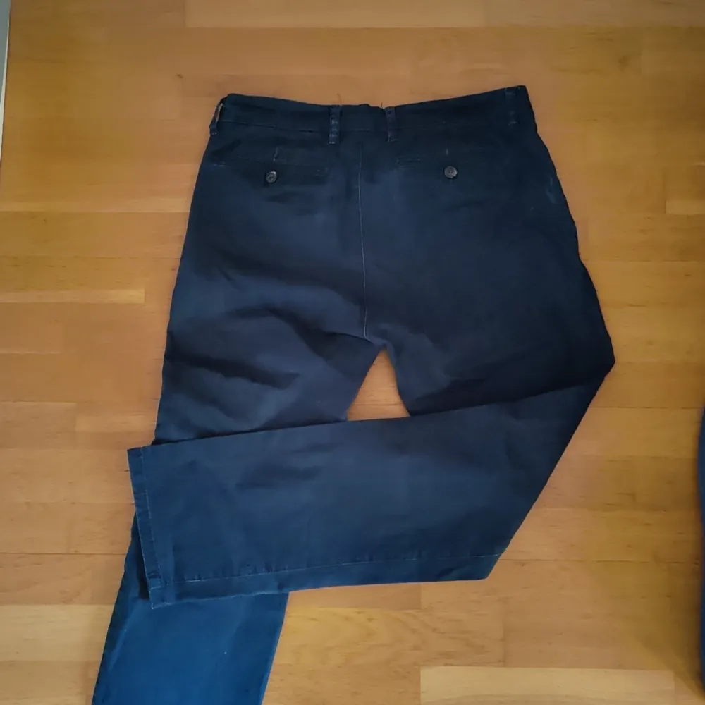 Mörkblå chinos lätt använt skick. Pra passform w32 l32. Regular fit, comfort stretch. Jeans & Byxor.