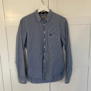 Burberry skjorta - Burberry skjorta i storlek M, bra skick, använd ca 10 gånger. Pris 550, pris kan diskuteras. Möts i Göteborg eller fraktar.
