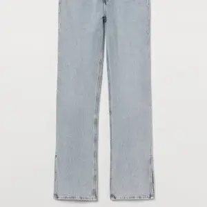 Straight high split jeans ljusblå  Strl: 36 Märke: HM  Material: 100 bomull   Skick: som nya, inga anmärkningar. Testade två gånger.  Produktbilden visar rättvis färg  