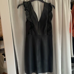 Klänning - Klänning i imiterat läder från Zara. Använd ett fåtal gånger. Säljer på grund av att den är för liten för mig