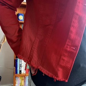 röd jeansjacka - En croppad röd jeansjacka köpt på plick, endast använts sparsamt förra sommaren men som jag inte längre tycker passar min stil/kroppsform. Relativt bredaxlad och långa ärmar. Kan absolut strykas innan då den blivit skrynklig av att bara vara liggandes ✨